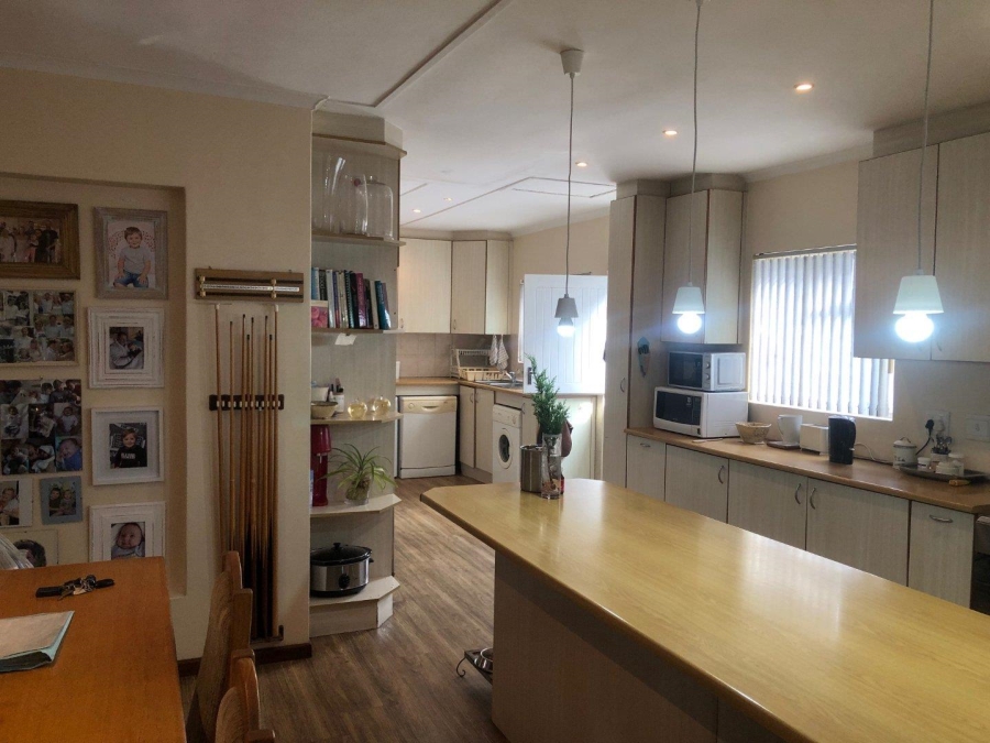 4 Bedroom Property for Sale in Westcliff Western Cape